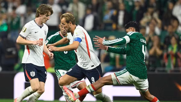 Pha đột phá của Harry Kane (9) trong trận Anh thắng Mexico 3-2, vào tứ kết. (Ảnh: AFP/TTXVN)