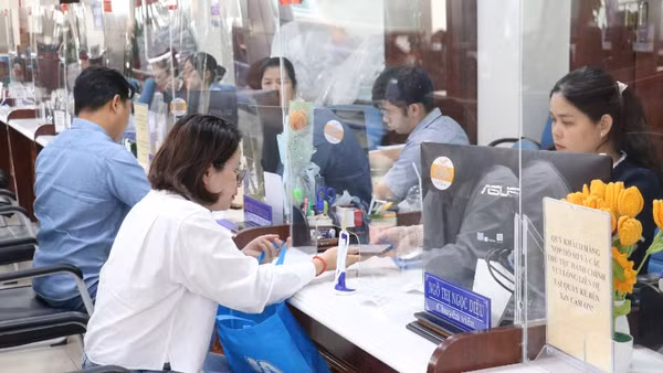 Người dân và doanh nghiệp đến nộp hồ sơ tại Trung tâm Phục vụ hành chính công tỉnh Tây Ninh được tiếp đón, hướng dẫn tận tình. (Ảnh: Bùi Giang/TTXVN)
