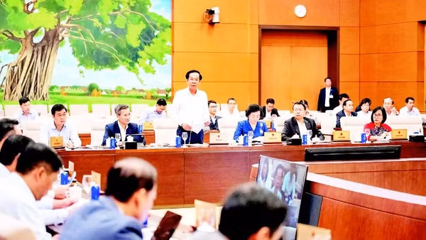 Bộ trưởng Nội vụ Đỗ Thanh Bình trình bày tờ trình dự án Luật Sửa đổi, bổ sung một số điều của Luật Thi đua, khen thưởng. (Ảnh: Quốc hội Việt Nam)