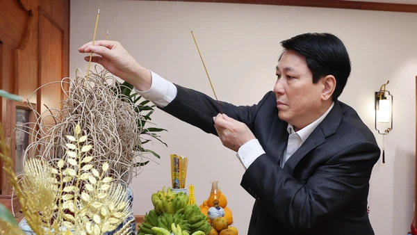 Chủ tịch nước Lương Cường dâng hương tưởng nhớ Tổng Bí thư, Chủ tịch nước Nguyễn Phú Trọng. (Ảnh: Lâm Khánh/ TTXVN)