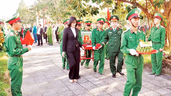 Lễ truy điệu, an táng hài cốt liệt sĩ tại nghĩa trang xã Cam Lộ, tỉnh Quảng Trị.
