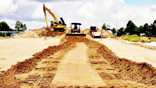 Dự án đường cao tốc Châu Đốc-Cần Thơ-Sóc Trăng đang được các nhà thầu đắp cát gia tải tuyến chính, sản lượng toàn dự án đạt khoảng 60% giá trị hợp đồng.
