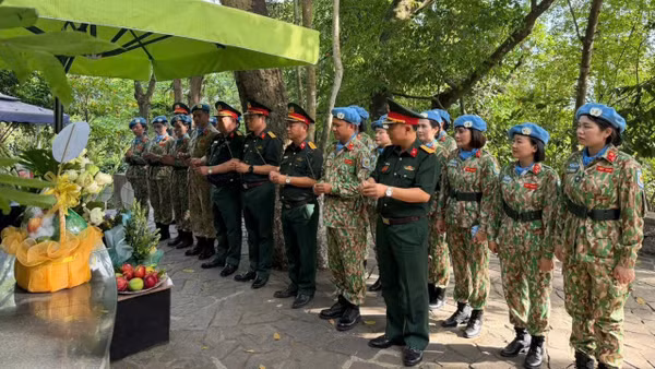 Đội Công binh số 5 (Cục Gìn giữ hòa bình Việt Nam) và đại diện Trường trung cấp Kỹ thuật Công binh tổ chức lễ dâng hương, báo công và tri ân Bác tại Khu Di tích Chủ tịch Hồ Chí Minh tại Đá Chông. (Ảnh: Cục Gìn giữ hòa bình Việt Nam)