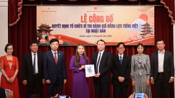 Phó Giáo sư, Tiến sĩ Nguyễn Đức Sơn - Hiệu trưởng Trường đại học Sư phạm Hà Nội trao Quyết định thành lập Hội đồng thi Kỳ thi năng lực tiếng Việt quốc gia cho đại diện đơn vị đăng cai tổ chức Kỳ thi.