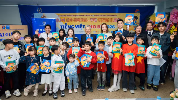 Ban tổ chức tọa đàm trao tặng sách "Vui học tiếng Việt" cho các em nhỏ người Việt hiện đang sinh sống tại thành phố Gwangju, Hàn Quốc.