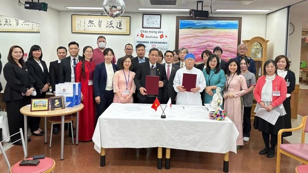 Các đại biểu chụp ảnh lưu niệm tại Lễ ký kết thỏa thuận hợp tác. (Ảnh: Tổng Lãnh sự quán Việt Nam tại Osaka)