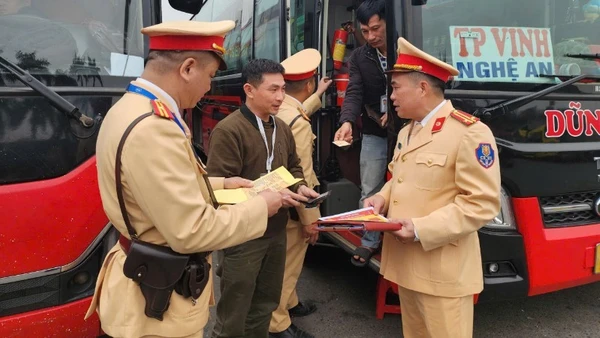 Công an Hà Nội triển khai đồng bộ các biện pháp tuần tra, kiểm soát và xử lý nghiêm vi phạm vận tải hành khách. (Ảnh: NGỌC TIẾN)