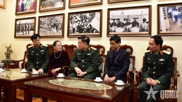 Đại tướng Nguyễn Trọng Nghĩa và đoàn công tác thăm, chúc Tết đại diện gia đình nguyên Tổng Bí thư Lê Khả Phiêu. (Ảnh: QĐND)