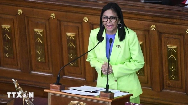 Tổng thống lâm thời Venezuela Delcy Rodriguez phát biểu tại Caracas. (Ảnh: THX/TTXVN)