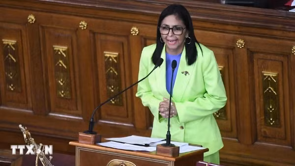 Tổng thống lâm thời Venezuela Delcy Rodriguez phát biểu tại Caracas. (Ảnh: THX/TTXVN)