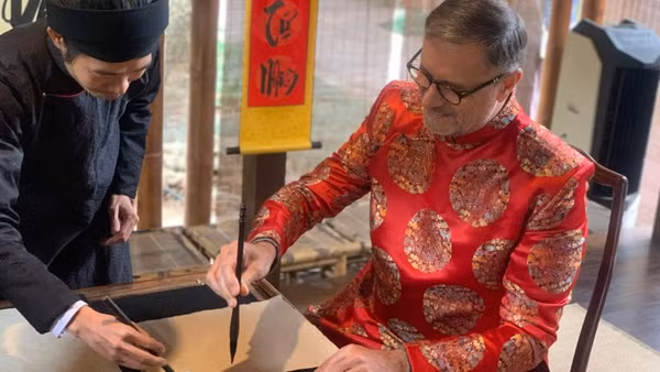 Đại sứ Pháp trải nghiệm văn hóa Việt