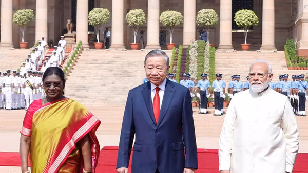 Tổng thống Droupadi Murmu và Thủ tướng Narendra Modi đồng chủ trì Lễ đón trọng thể Tổng Bí thư, Chủ tịch nước Tô Lâm thăm cấp Nhà nước tới Cộng hòa Ấn Độ. (Ảnh: Thống Nhất/TTXVN)