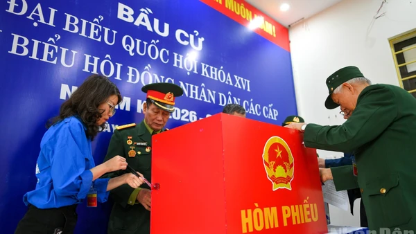 Hòm phiếu được chuẩn bị sẵn sàng cho ngày bầu cử. (Ảnh: THẾ ĐẠI)