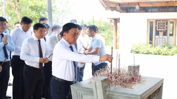 Thường trực Ban Bí thư Trần Cẩm Tú và đoàn công tác dâng hương tại Đền thờ Liệt sĩ chiến trường Điện Biên Phủ.