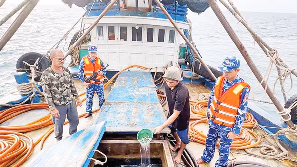 Lực lượng chức năng Bộ Tư lệnh Vùng Cảnh sát biển 4 kiểm tra tàu cá chở 100.000 lít dầu DO không có hóa đơn, chứng từ chứng minh nguồn gốc hợp pháp.