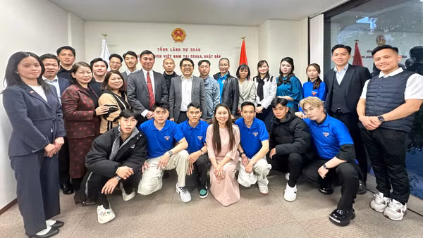 Các đại biểu tham gia chương trình kỷ niệm 95 năm Ngày thành lập Đoàn Thanh niên Cộng sản Hồ Chí Minh tại trụ sở Tổng Lãnh sự quán Việt Nam tại Osaka (Nhật Bản).