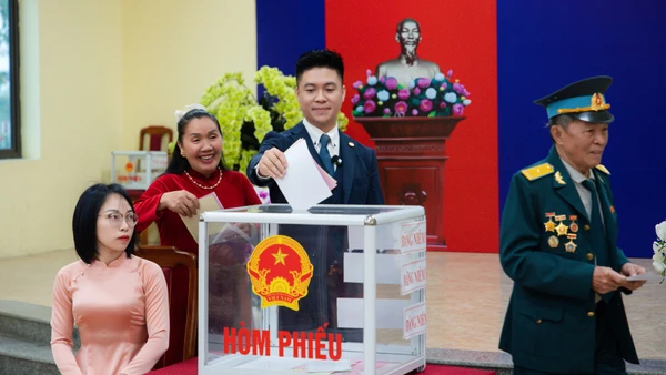 Kiều bào Nguyễn Duy Anh tham gia bỏ phiếu bầu cử đại biểu Quốc hội khóa XVI và đại biểu Hội đồng nhân dân các cấp, sáng 15/3 tại điểm bầu cử số 23, xã Thư Lâm, thành phố Hà Nội.