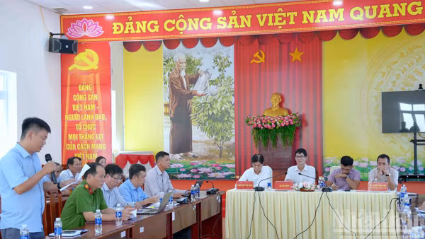Cuộc họp của ngành chức năng Cà Mau có sự tham dự của doanh nghiệp tiếp xúc với người dân, các hợp tác xã tại xã Trí Phải (tỉnh Cà Mau) ngày 23/7. (Ảnh: HỮU TÙNG)