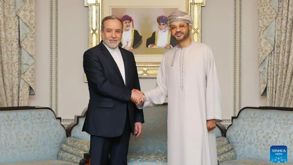 Ngoại trưởng Oman Sayyid Badr bin Hamad bin Hamood Albusaidi (bên phải) gặp Ngoại trưởng Iran Seyed Abbas Araghchi tại Muscat, Oman, ngày 6/2/2026. (Ảnh: XINHUA)