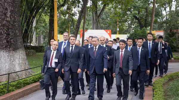 Tổng Bí thư Tô Lâm và Tổng thống Pháp Emmanuel Macron thăm Khu di tích Chủ tịch Hồ Chí Minh tại Phủ Chủ tịch, ngày 26/5/2025. (Ảnh: SƠN TÙNG)