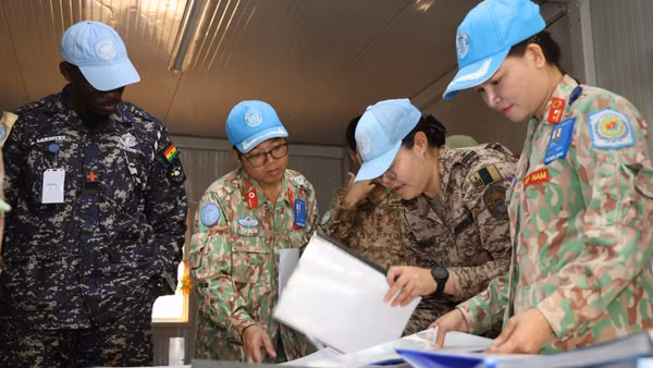 Thiếu tá, Bác sĩ, Tiến sĩ Trần Đức Tài, Giám đốc Bệnh viện cấp 2 số 7, Chủ tịch Hội đồng kiểm tra nội bộ về phòng, chống hành vi khai thác và lạm dụng tình dục cùng các thành viên Hội đồng kiểm tra toàn diện tại các đơn vị đóng quân trên địa bàn Bentiu. (Ảnh: TIẾN PHÚC)