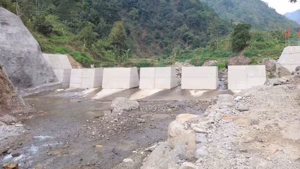 Đập Sabo ở Sơn La được xây dựng bằng vốn ODA không hoàn lại do chính phủ Nhật Bản tài trợ, giúp giảm thiểu rủi ro lũ quét và sạt lở đất. (Ảnh: THẾ ĐOÀN)