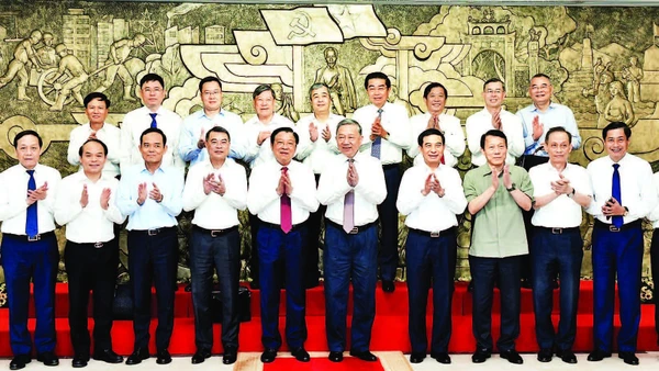 Tổng Bí thư Tô Lâm và Trưởng ban Nội chính Trung ương Phan Đình Trạc cùng các đồng chí lãnh đạo Đảng, Nhà nước tại buổi làm việc với Ban Nội chính Trung ương. (Ảnh: ĐĂNG KHOA)