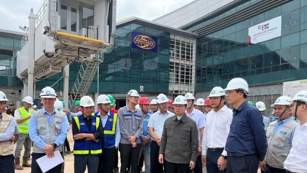 Phó Thủ tướng Trần Hồng Hà thăm, động viên, chúc Tết cán bộ, người lao động trên công trường xây dựng Cảng Hàng không quốc tế Long Thành. (Ảnh: VGP/Lê Anh)