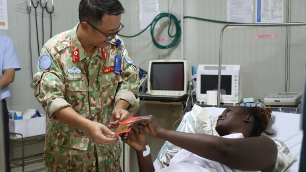  Thiếu tá Trần Đức Tài, Giám đốc Bệnh viện dã chiến cấp 2 số 7 thăm hỏi, chúc Tết các bệnh nhân đang điều trị tại bệnh viện. (Ảnh: TIẾN PHÚC)