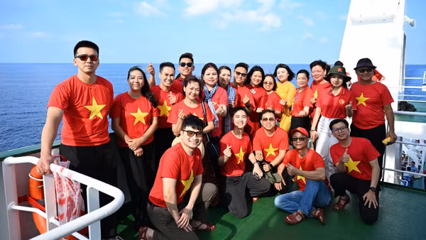 Các kiều bào tham gia Đoàn công tác số 10 thăm Đặc khu Trường Sa, tháng 4/2026. (Ảnh: Việt Hoàng)