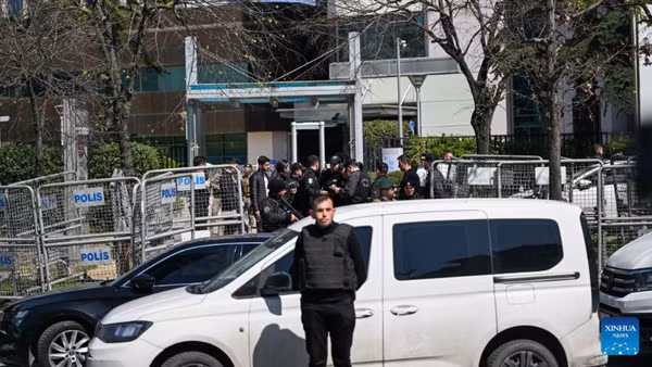 Hiện trường sau vụ nổ súng bên ngoài Lãnh sự quán Israel ở thành phố Istanbul, Thổ Nhĩ Kỳ ngày 7/4/2026. (Ảnh: XINHUA)