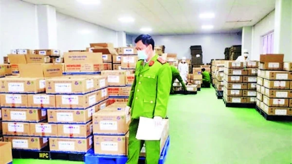 Cơ quan điều tra thu hồi hàng nghìn hộp sữa giả.