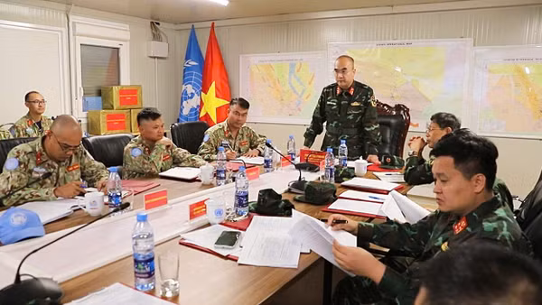 Đại tá Phạm Tân Phong, Trưởng đoàn công tác chủ trì hội nghị quán triệt nhiệm vụ với Lực lượng gìn giữ hòa bình Việt Nam tại Phái bộ An ninh lâm thời Liên hợp quốc ở Abyei. (Ảnh: Thế Vững)