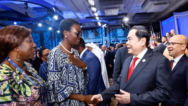 Chủ tịch Quốc hội Trần Thanh Mẫn với Chủ tịch Liên minh Nghị viện Thế giới (IPU) Tulia Ackson. (Ảnh: Doãn Tấn/TTXVN)