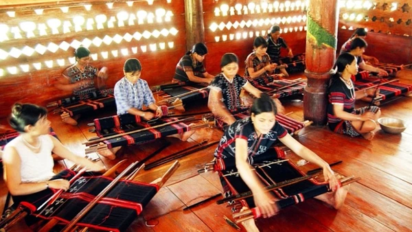 Dệt zèng, một sản phẩm du lịch đặc trưng của đồng bào A Lưới, giúp bà con giảm nghèo.