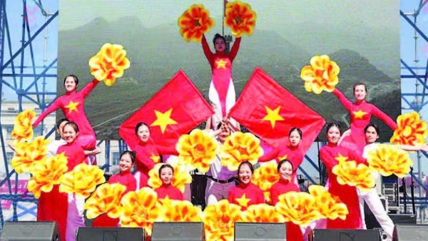 Cộng đồng người Việt Nam tại Nga tổ chức văn nghệ chào mừng Ngày Việt Nam tại thành phố Saint Petersburg. (Ảnh: XUÂN HƯNG)