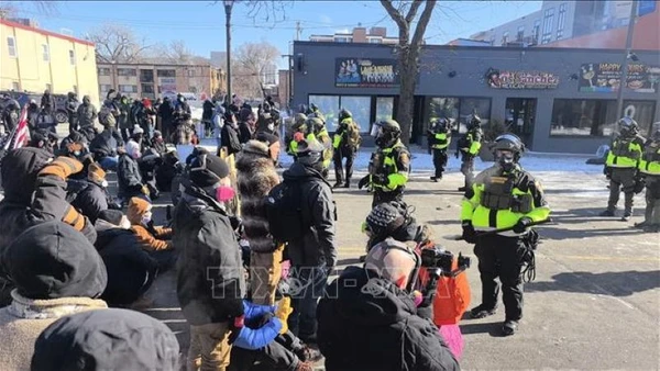 Lực lượng an ninh được triển khai trong bối cảnh diễn ra biểu tình ở thành phố Minneapolis, bang Minnesota, Mỹ ngày 24/1/2026. (Ảnh: THX/TTXVN)