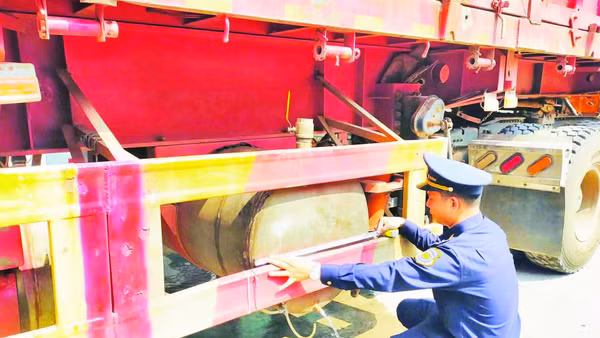 Phương tiện cải tạo, lắp đặt thêm bồn chứa để vận chuyển xăng, dầu trái quy định qua biên giới bị lực lượng chức năng phát hiện.
