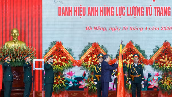 Tổng Bí thư, Chủ tịch nước Tô Lâm, Bí thư Quân ủy Trung ương trao Danh hiệu Anh hùng Lực lượng vũ trang nhân dân tặng Quân khu 5, Bộ Quốc phòng. (Ảnh: Thống Nhất/TTXVN)