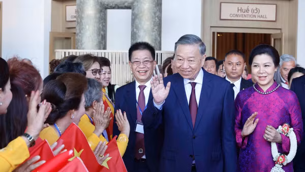 Tổng Bí thư, Chủ tịch nước Tô Lâm và Phu nhân gặp gỡ cộng đồng người Việt Nam tại Thái Lan. (Ảnh: Thống Nhất/TTXVN)