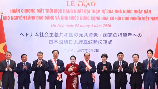 Thủ tướng Lê Minh Hưng và Thủ tướng Nhật Bản Takaichi Sanae cùng các đại biểu chụp ảnh chung. (Ảnh: TRẦN HẢI)