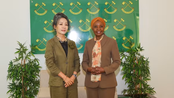 Đại sứ Việt Nam tại Tanzania Vũ Thanh Huyền và Tổng Thư ký Đảng Cách mạng Tanzania Asha-Rose Migiro. (Ảnh: ĐSQ Việt Nam tại Tanzania)