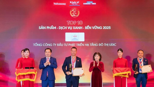 Ông Trần Vũ Quang - Phó Tổng Giám đốc Tổng công ty UDIC vinh dự nhận cúp và chứng nhận từ Ban tổ chức.