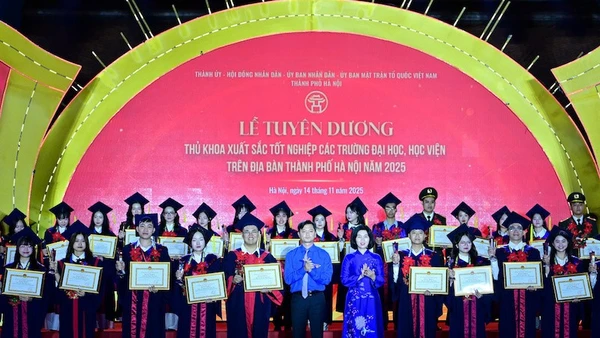 Đại diện các ban, bộ, ngành, đoàn thể trao Bằng khen tặng các thủ khoa xuất sắc của thành phố Hà Nội năm 2025.