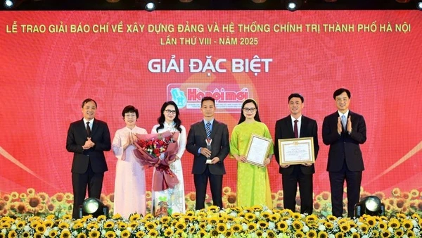 Đồng chí Nguyễn Duy Ngọc, Bí thư Thành ủy Hà Nội và đồng chí Hoàng Trung Dũng, Phó trưởng Ban Thường trực Ban Tổ chức Trung ương trao Giải Đặc biệt cho nhóm tác giả của Báo Hà Nội Mới.