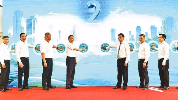 Lãnh đạo Thành phố Hà Nội thực hiện khai trương hệ thống thẻ vé điện tử liên thông đa phương thức cho mạng lưới giao thông công cộng Thủ đô.