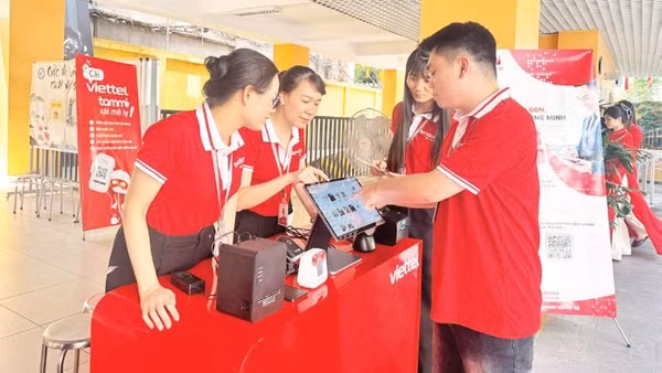 Đại diện Viettel thực hiện thao tác hướng dẫn người dân sử dụng các công cụ chuyển đổi số trong quản lý, kinh doanh ở quy mô hộ gia đình.