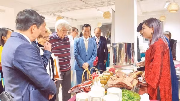 Khách quốc tế tìm hiểu cách chế biến phở tại chương trình quảng bá văn hóa Việt Nam tại Pháp.