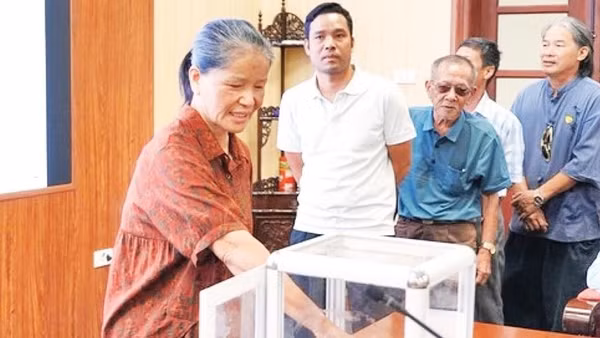 Người dân xã Quang Minh bốc thăm nhận đất dịch vụ.
