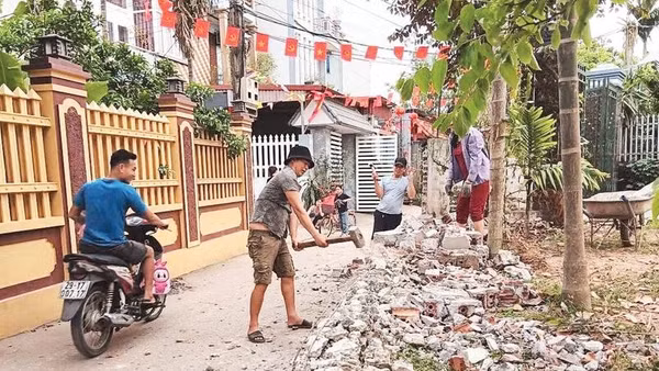 Người dân thôn Châu Sơn, xã Cổ Đô tự nguyện tháo dỡ tường rào để mở rộng đường nội thôn.